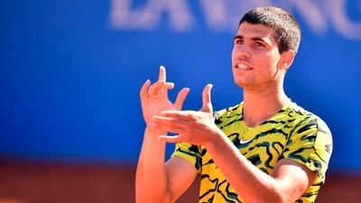 Spain's Carlos Alcaraz celebrates his victory over Greece's Stefanos Tsitsipas during the ATP Barcelona Open "Conde de Godo" tennis tournament singles final match at the Real Club de Tenis in Barcelona on April 23, 2023. (Photo by Pau BARRENA / AFP) (AFP) Spain's Carlos Alcaraz celebrates his victory over Greece's Stefanos Tsitsipas during the ATP Barcelona Open "Conde de Godo" tennis tournament singles final match at the Real Club de Tenis in Barcelona on April 23, 2023. (Photo by Pau BARRENA / AFP) (AFP)