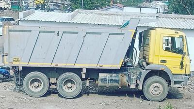 The dumper involved in the accident parked along the road after the accident at Wagholi. (HT PHOTO) The dumper involved in the accident parked along the road after the accident at Wagholi. (HT PHOTO)
