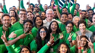 Tim Cook with the staff of Apple Store in Mumbai. (Twitter/Tim Cook)