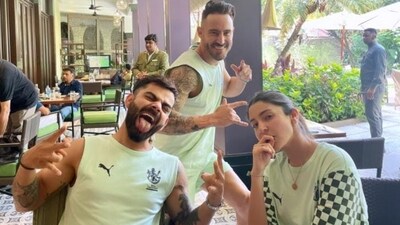 Anushka Sharma, Virat Kohli and Faf du Plessis posed together in an unseen picture. Anushka Sharma, Virat Kohli and Faf du Plessis posed together in an unseen picture.