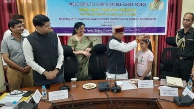 Himachal Pradesh Governor Shiv Pratap Shukla felicitating Nalini Singh at an event in Una, Himachal Pradesh. (Twitter/@mansukhmandviya) Himachal Pradesh Governor Shiv Pratap Shukla felicitating Nalini Singh at an event in Una, Himachal Pradesh. (Twitter/@mansukhmandviya)