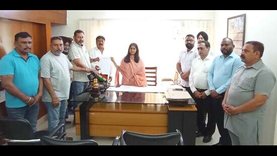 MC officials submitting a memorandum to zonal commissioner demanding their pending salaries in Ludhiana on Wednesday. (HT Photo)
