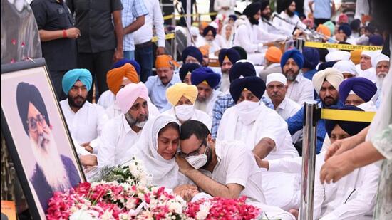 Shiromani Akali Dal patriarch Parkash Singh Badal’s daughter Parneet Kaur mourning along with family members at the SAD headquarters in Chandigarh on Wednesday. (Ravi Kumar/HT)