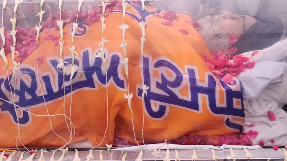 The body of Shiromani Akali Dal patriarch Parkash Singh Badal draped in the SAD flag at the party headquarters on Wednesday. (Ravi Kumar/HT)