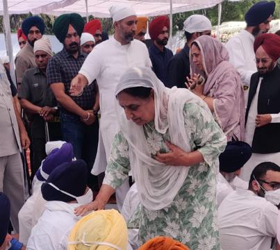 Former chief minister Rajinder Kaur Bhattal and Congress leader Lal Singh (extreme right) consoling Sukhbir Singh Badal in Chandigarh on Wednesday. (Ravi Kumar/Ht)