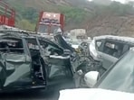 Several cars collided one after the other on the expressway.