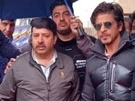 Shah Rukh Khan poses with fans in Kashmir. Shah Rukh Khan poses with fans in Kashmir.