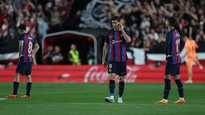 Barcelona's Polish forward Robert Lewandowski (C) and teammates react during the Spanish league football match between Rayo Vallecano de Madrid and FC Barcelona at the Vallecas stadium in Madrid on April 26, 2023. (Photo by Pierre-Philippe MARCOU / AFP) (AFP) Barcelona's Polish forward Robert Lewandowski (C) and teammates react during the Spanish league football match between Rayo Vallecano de Madrid and FC Barcelona at the Vallecas stadium in Madrid on April 26, 2023. (Photo by Pierre-Philippe MARCOU / AFP) (AFP)