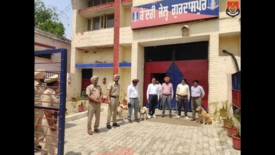 Police maintaining vigil outside the Gurdaspur jail on Thursday. (HT Photo) Police maintaining vigil outside the Gurdaspur jail on Thursday. (HT Photo)