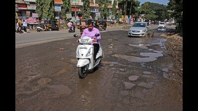 Taking lessons from last year, additional municipal commissioner Vikas Dhakne called a meeting of all road department officials and discussed road digging and reinstatement work on Thursday. (HT FILE PHOTO) Taking lessons from last year, additional municipal commissioner Vikas Dhakne called a meeting of all road department officials and discussed road digging and reinstatement work on Thursday. (HT FILE PHOTO)
