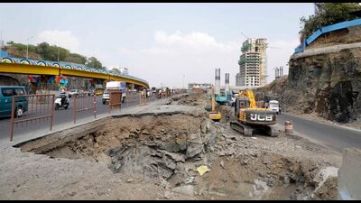 Work in progress at Chandni Chowk in Pune on Thursday. (Rahul Raut/HT PHOTO) Work in progress at Chandni Chowk in Pune on Thursday. (Rahul Raut/HT PHOTO)
