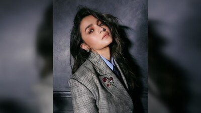 Alia Bhatt accessorised her look with pearl earrings and a classic elegant brooch. (Instagram/@aliaabhatt) Alia Bhatt accessorised her look with pearl earrings and a classic elegant brooch. (Instagram/@aliaabhatt)