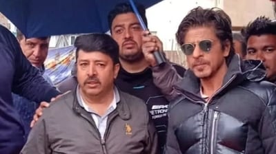 Shah Rukh Khan poses with fans in Kashmir. Shah Rukh Khan poses with fans in Kashmir.