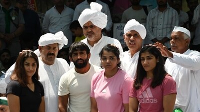 Farmer leader and National President BKU Naresh Tikait (L) seen with the protesting wrestlers. (Vipin Kumar/ Hindustan Times) Farmer leader and National President BKU Naresh Tikait (L) seen with the protesting wrestlers. (Vipin Kumar/ Hindustan Times)
