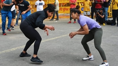 Sakshi Malik and Vinesh Phogat practicing at Jantar Mantar. (Vipin Kumar/ Hindustan Times) Sakshi Malik and Vinesh Phogat practicing at Jantar Mantar. (Vipin Kumar/ Hindustan Times)