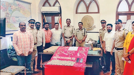 “Shaikh had asked her wife to steal from the house and accordingly she stole valuables from the bedroom cupboard every day and handed it over to him,” said Shashikant Yadav, acting in charge of the Gamdevi Police Station. He added that the husband of the maid with the help of Bagda, Naseruddin and Kamble sold the stolen gold and diamond jewellery to various people. (HT PHOTO)
