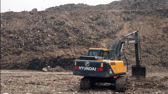 Delhi plans to flatten its three landfill sites at Ghazipur, Bhalswa, and Okhla by December 2024. (ANI)