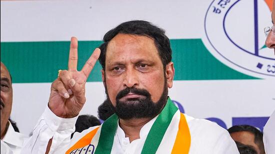 Former Bharatiya Janata Party (BJP) deputy chief minister Laxman Savadi recently joined the Congress after the BJP (PTI)