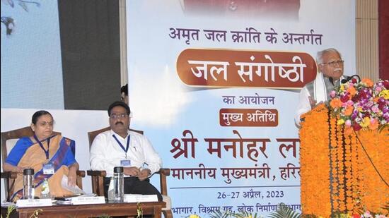 Haryana chief minister Manohar Lal Khattar speaking during the concluding session of the two-day ‘Water Conclave’ organised by Haryana Water Resources Authority at Panchkula on Thursday. (HT Photo)