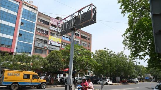 MCG officials said that teams have been directed to remove illegal hoardings and advertisements from unipoles, hoardings and signage boards on Thursday and a list of violators will be prepared for further action. (Parveen Kumar/HT Photo)