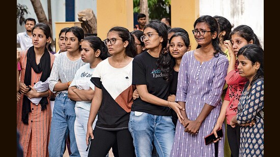 Mumbai, India - April 27, 2023: Angry medical students stage a protest as their 22-year-old colleague Dayanand Kale died after falling from a tree inside Podar Ayurved Medical College on Wednesday night. Though he was rushed immediately to the hospital, students allege negligence of the hospital administration and not getting timely treatment, at Worli, in Mumbai, India, on Thursday, April 27, 2023. (Photo by Satish Bate/ Hindustan Times) (Satish Bate/HT PHOTO)