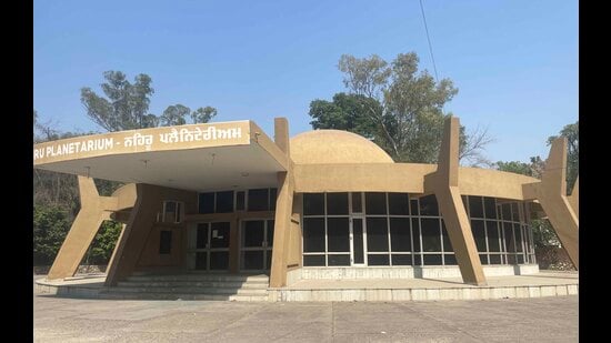 Nehru Planetarium at Rose garden in Ludhiana has been out of operations due to repair-related issues. (Gurpreet Singh/HT)