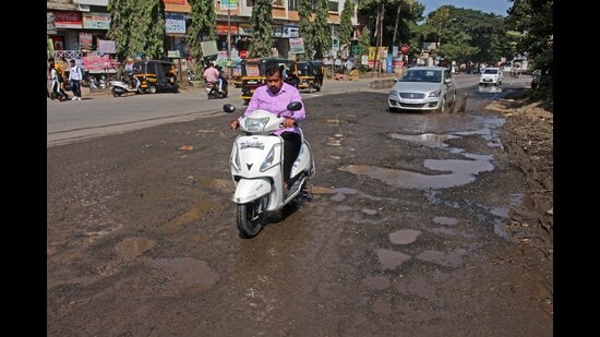 Taking lessons from last year, additional municipal commissioner Vikas Dhakne called a meeting of all road department officials and discussed road digging and reinstatement work on Thursday. (HT FILE PHOTO)