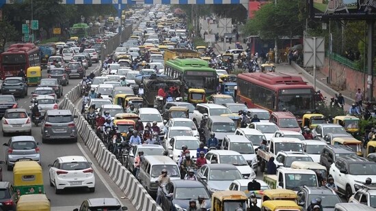 Delhi traffic police on Wednesday issued an advisory regarding closure of Barapulla Nala bridge. (Sanchit Khanna/HT Photo)