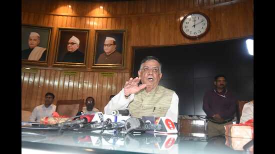 Uttar Pradesh legislative assembly speaker Satish Mahana talking to media at a hall in state assembly on April 27. (HT photo)