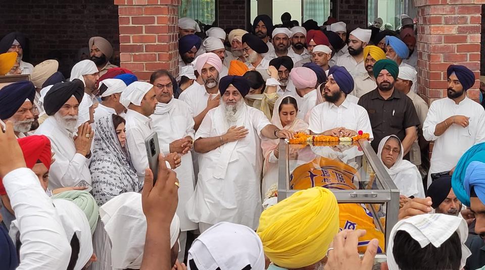Family members of former chief minister Parkash Singh Badal accepting condolences before the funeral procession in Badal village on Thursday. (Sanjeev Kumar/HT) Family members of former chief minister Parkash Singh Badal accepting condolences before the funeral procession in Badal village on Thursday. (Sanjeev Kumar/HT)