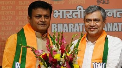 Former JD(U) leader Ajay Alok joined the Bharatiya Janata Party in presence of union minister Ashwini Vaishnaw. (Vipin Kumar | HT)