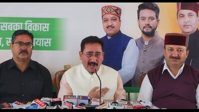 Former speaker of the Himachal Pradesh assembly Vipin Singh Parmar during a press conference in Shimla. (HT Photo) Former speaker of the Himachal Pradesh assembly Vipin Singh Parmar during a press conference in Shimla. (HT Photo)