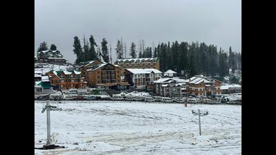 Higher reaches in Kashmir received fresh snowfall on Friday. The tourist resort of Gulmarg and other mountainous areas were covered with overnight snowfall and widespread rains lashed the plains. (HT Photo) Higher reaches in Kashmir received fresh snowfall on Friday. The tourist resort of Gulmarg and other mountainous areas were covered with overnight snowfall and widespread rains lashed the plains. (HT Photo)