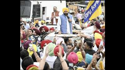 Mann on Friday held a road show in Shahkot and Adampur assembly segments in favour of Aam Aadmi Party candidate Sushil Kumar Rinku in the Jalandhar Lok Sabha byelection. (HT Photo)