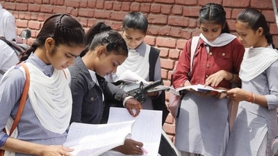 Students discussing the question paper after their exam of PSEB Class 10 in Ludhiana on Friday. (Gurpreet Singh/HT) Students discussing the question paper after their exam of PSEB Class 10 in Ludhiana on Friday. (Gurpreet Singh/HT)