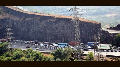 The highway traffic police were summoned and with the help of volunteers cleared the traffic. (HT PHOTO)