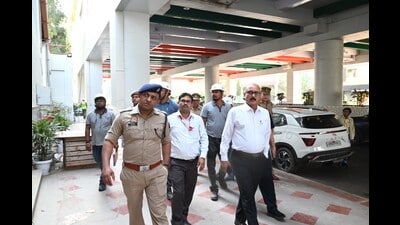 The team discussing and analysing key security issues while visiting Agra Metro Station. (HT PHOTO) The team discussing and analysing key security issues while visiting Agra Metro Station. (HT PHOTO)