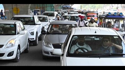 Traffic jam at Ferozepur road opposite Circuit House due to the cabinet meeting organised by the Punjab government in Ludhiana on Friday. (Gurpreet Singh/HT Photo) Traffic jam at Ferozepur road opposite Circuit House due to the cabinet meeting organised by the Punjab government in Ludhiana on Friday. (Gurpreet Singh/HT Photo)