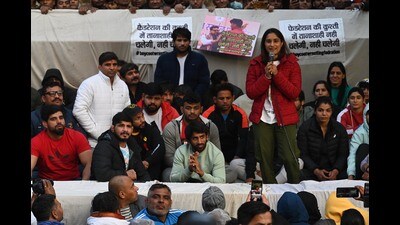 Wrestlers Vinesh Phogat with Sakshi Malik and Bajrang Punia during a protest dharna against the Wrestling Federation of India (WFI), Jantar Mantar, New Delhi , January 20, 2023 (Hindustan Times)