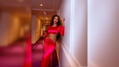 Esha Gupta opted for a pink cut-out detailing gown from the collection of Elisabetta Franchi for an award show.&nbsp; (Instagram/@egupta)