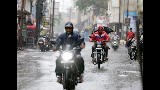 Parts of city witnessed spells of rain on Friday. (RAHUL RAUT/ HT PHOTO)