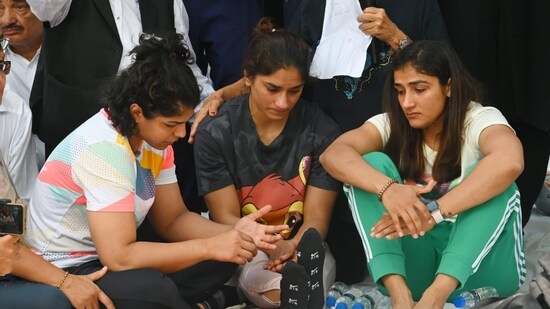 Wresters including Sakshi Malik and Vinesh Phogat seen at the protest site. (Vipin Kumar/ Hindustan Times)