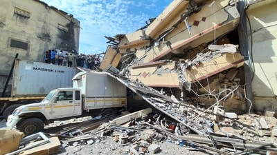 A two-storey building collapsed in Maharashtra’s Bhiwandi area. (Praful Gangurde / HT photos) A two-storey building collapsed in Maharashtra’s Bhiwandi area. (Praful Gangurde / HT photos)