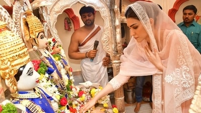 Kriti Sanon stopped by Pune's Ram mandir on Sita Navmi.