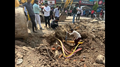 On Saturday, the MNGL pipeline was damaged during road development work in Wakad, Utkarsh Chowk, at around 9.45 am. (HT PHOTO)