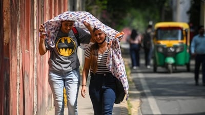 Pedestrians at Mandi House in New Delhi. (Raj K Raj/HT Photo) Pedestrians at Mandi House in New Delhi. (Raj K Raj/HT Photo)