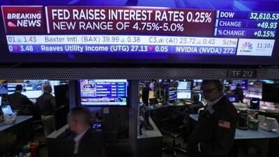 Traders react as a screen displays the Fed rate announcement on the floor of the New York Stock Exchange (NYSE) in New York City, U.S. (REUTERS file photo)