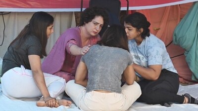 Congress leader Priyanka Gandhi Vadra meeting women wresters protesting at Jantar Mantar. (RajkRaj/HT photo)