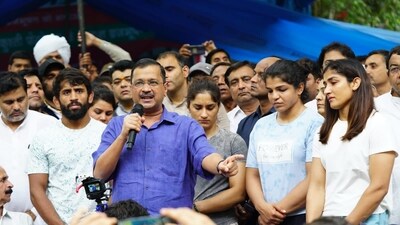 Delhi CM Arvind Kejriwal met protesting wrestlers at Jantar Mantar. (Twitter/ AAP)