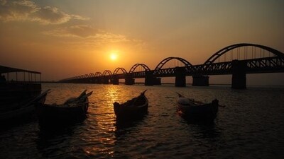 The Konaseema Delta: The Konaseema Delta is a picturesque region located in the East Godavari district. It is famous for its rich cultural heritage, traditional art forms, and scenic beauty. The delta is surrounded by rivers and offers a unique experience for tourists. You can visit the nearby towns and villages, explore their culture and lifestyle, and enjoy the stunning landscapes. (Pinterest)